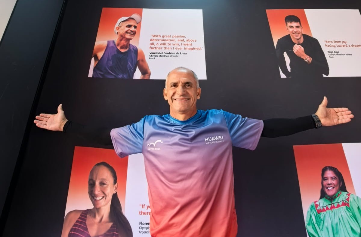 Huawei comemora um ano de loja com Vanderlei Cordeiro
