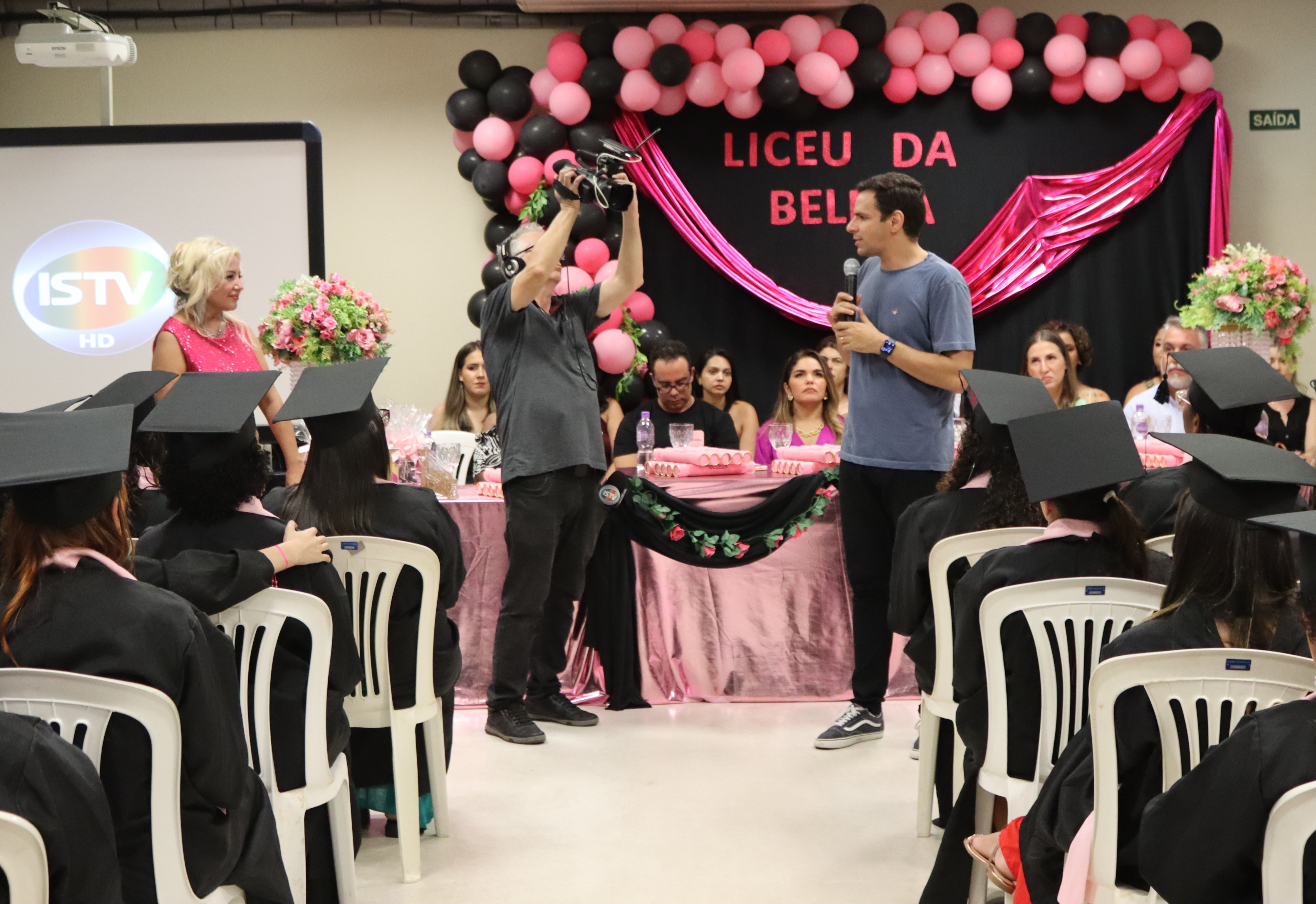 Cris Lopes e Liceu da Beleza reúnem 250 pessoas em formatura