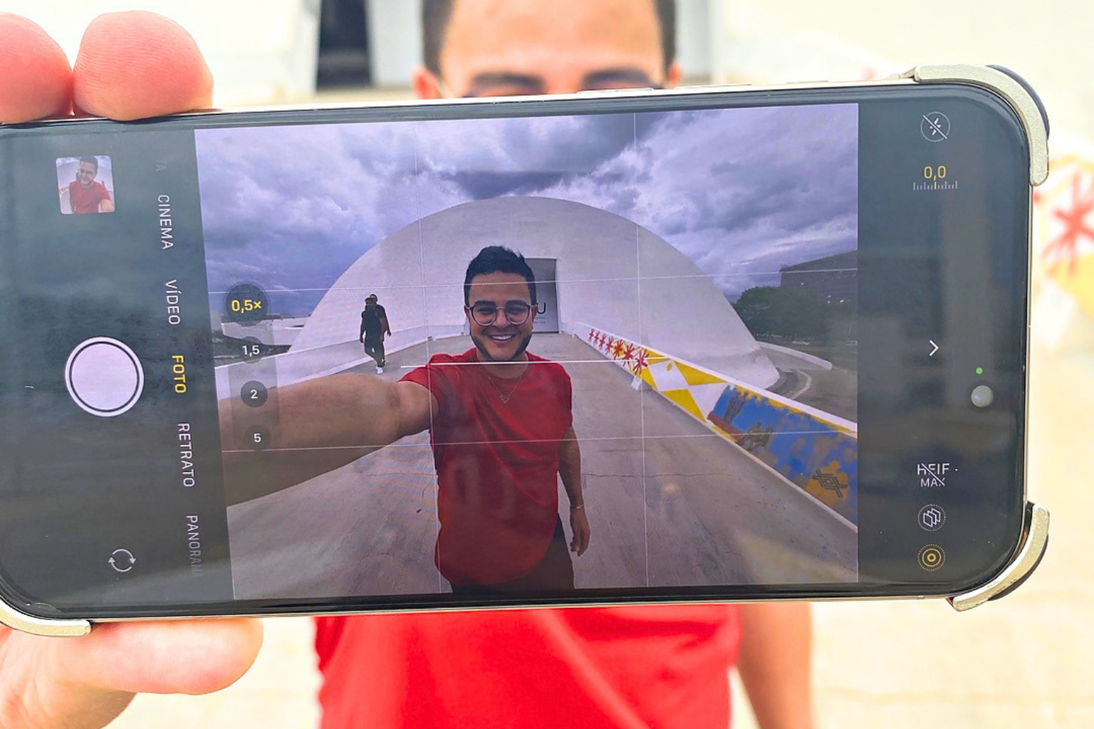Eldo Gomes reúne jornalismo e influência digital em Brasília