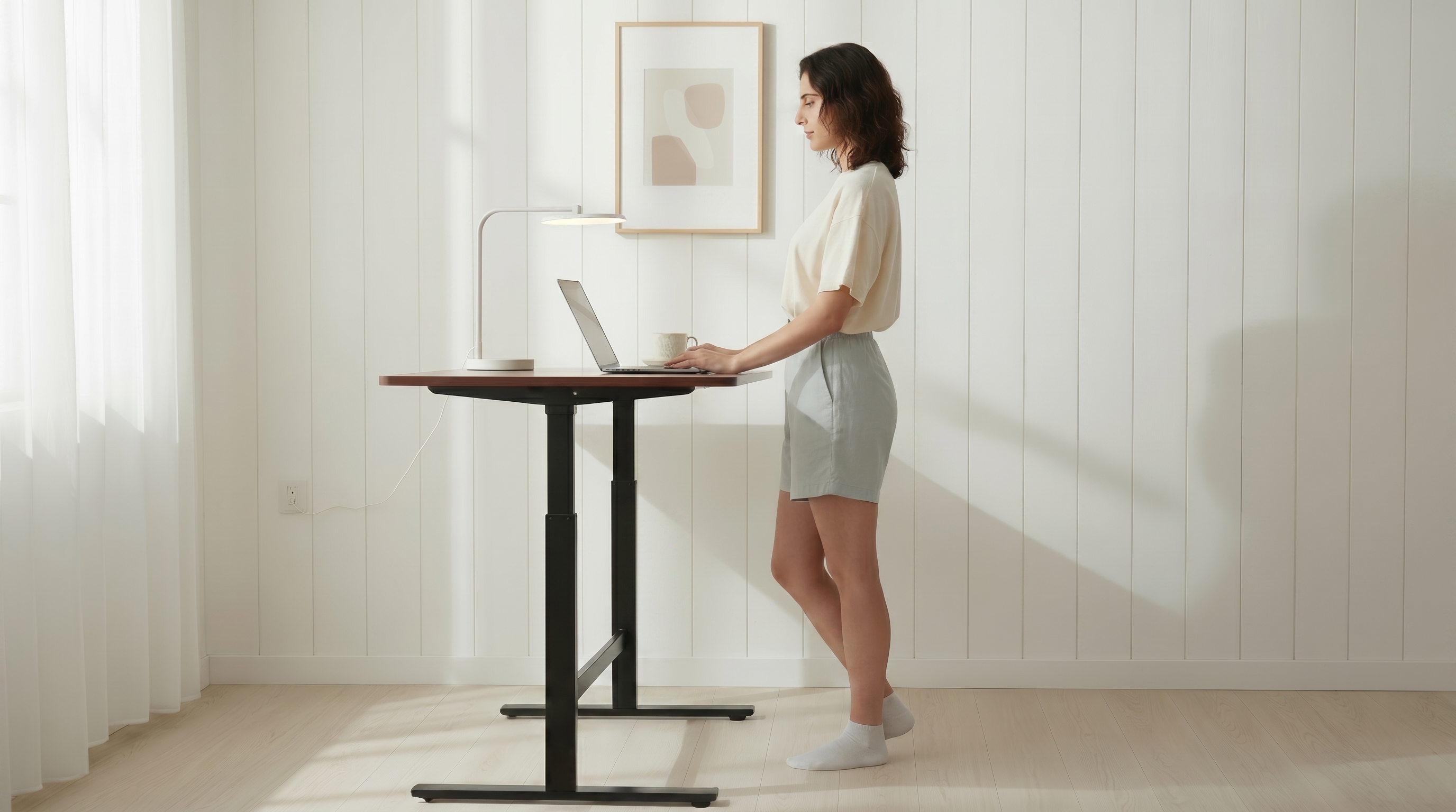 Trabalho híbrido impulsiona a busca por mesas ergonômicas